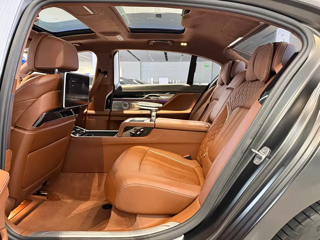 BMW 7 Series 2017 — фото 12