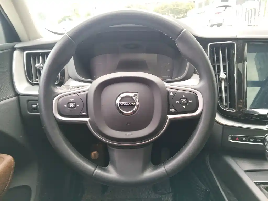 Volvo XC60 2018 — фото 14
