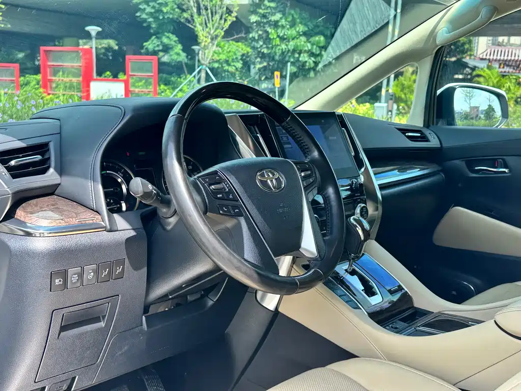 Toyota Alphard 2023 — фото 12