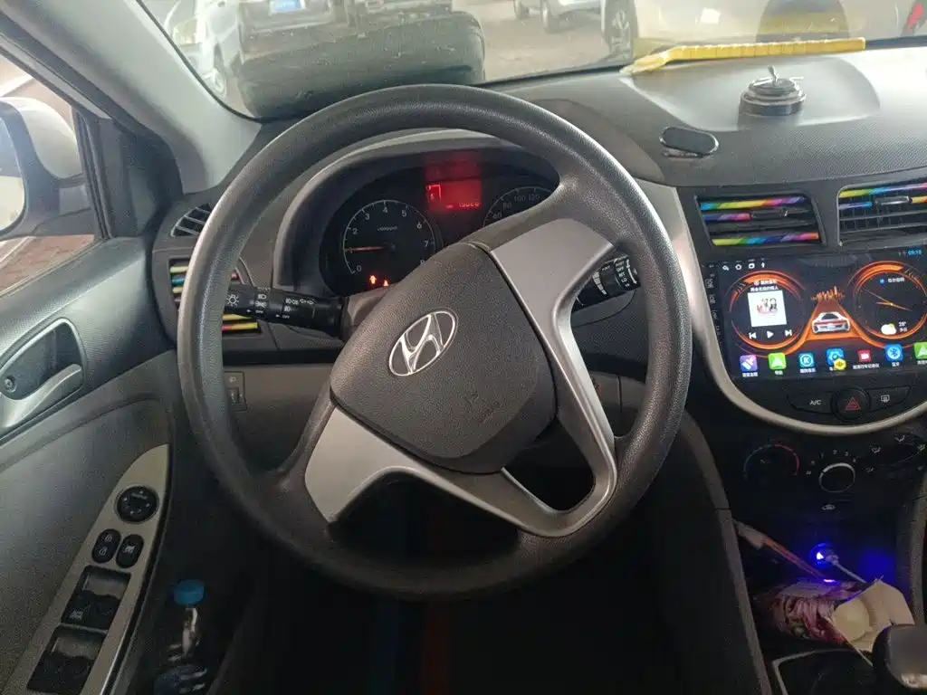 Hyundai Accent 2015 — фото 11