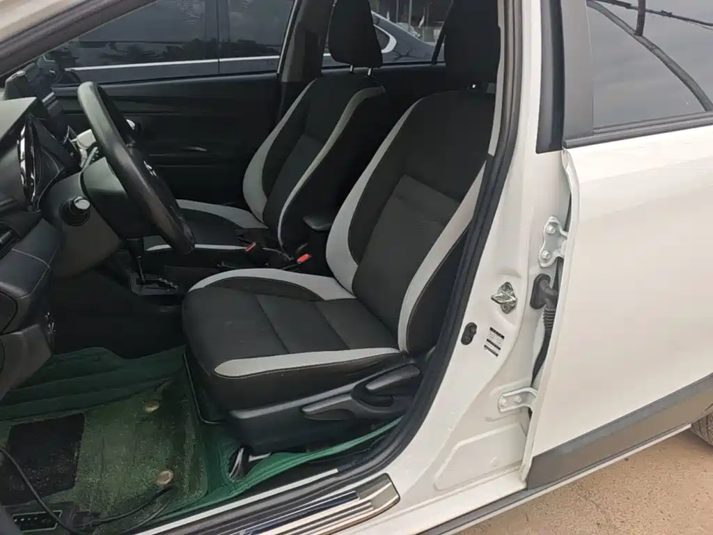 Toyota Yaris L 2020 — фото 15