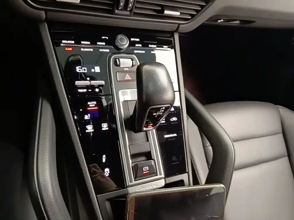 Porsche Cayenne Hybrid 2021 — фото 21