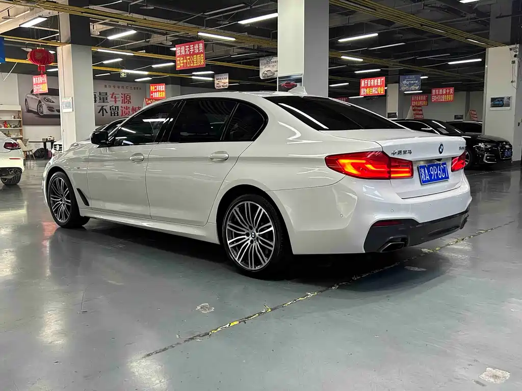 BMW 5 Series 2019 — фото 11