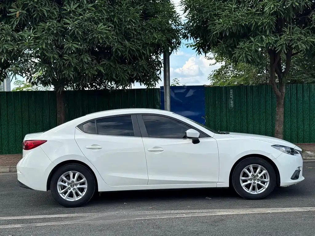 Mazda 3 Axela 2015