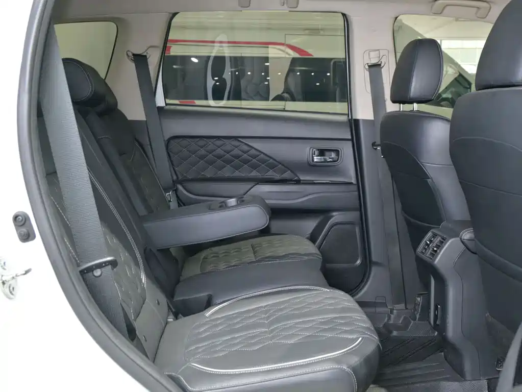 Mitsubishi Outlander 2021 — фото 13