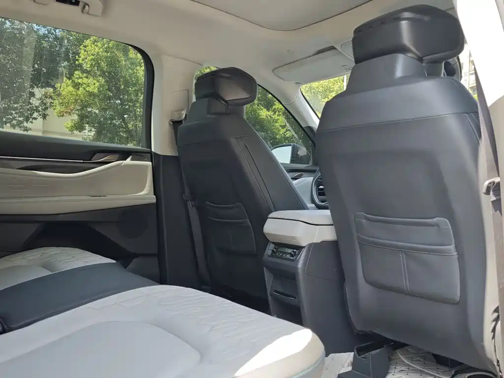 Ford Edge 2023 — фото 13