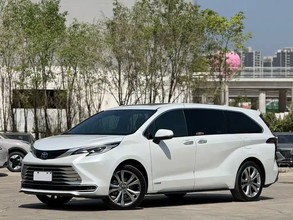 Toyota Sienna 2023 — фото 1