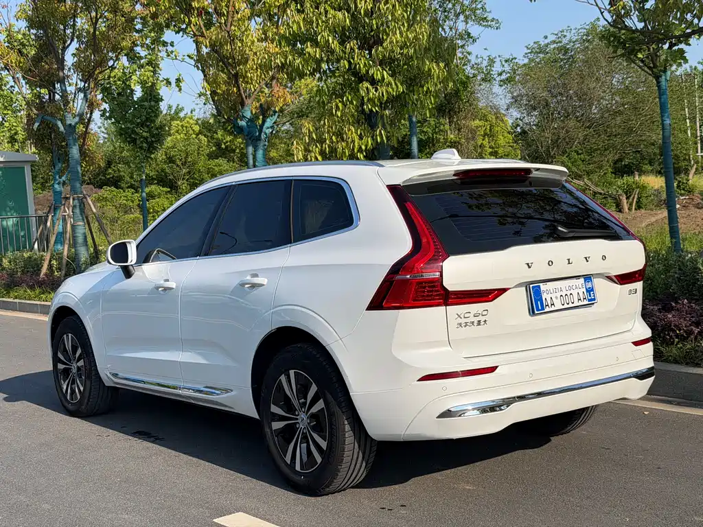 Volvo XC60 2023 — фото 12