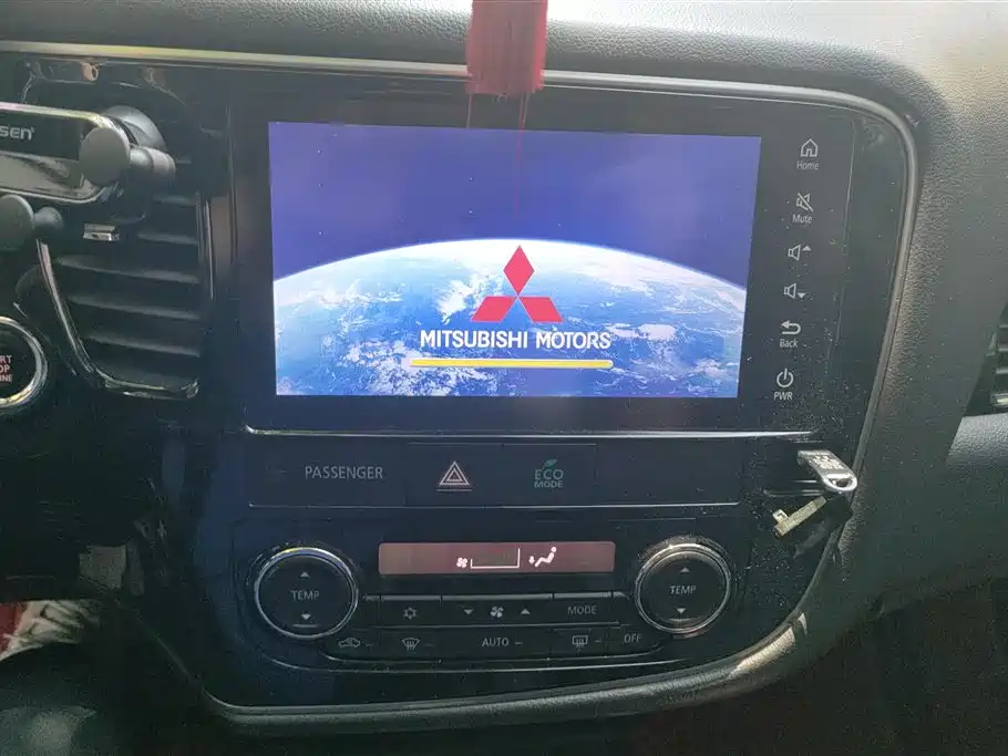 Mitsubishi Outlander 2018 — фото 13