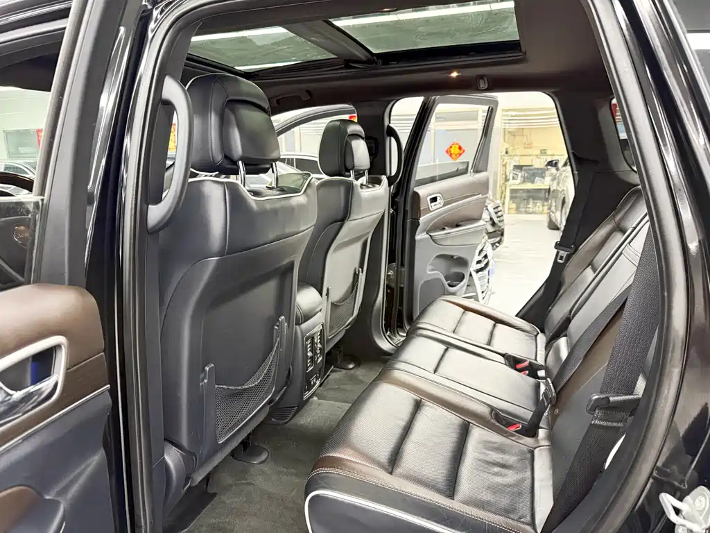 Jeep Grand Cherokee 2018 — фото 8