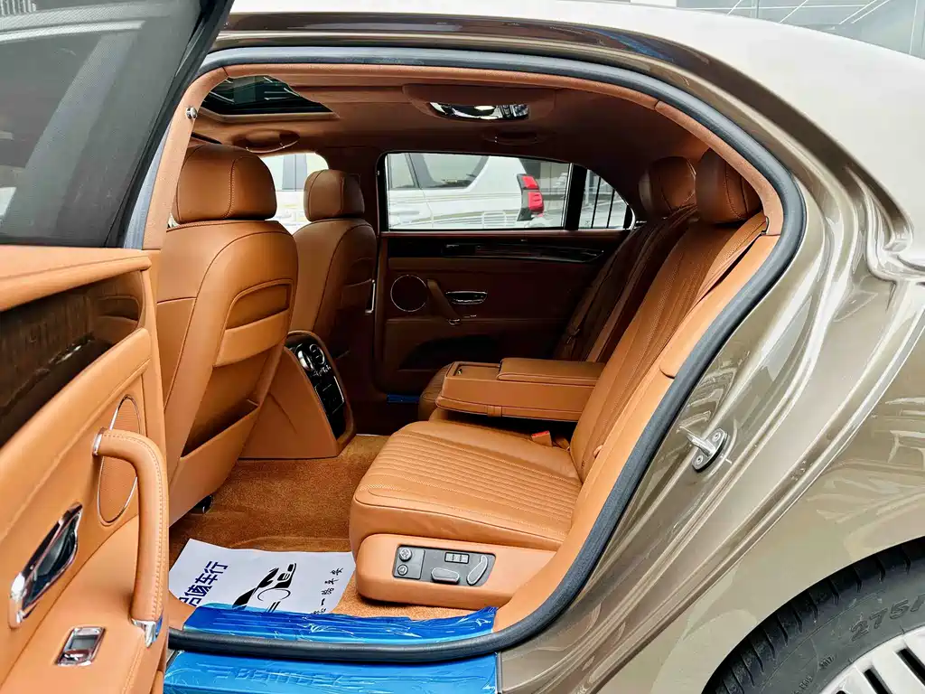 Bentley Flying Spur 2018 — фото 15