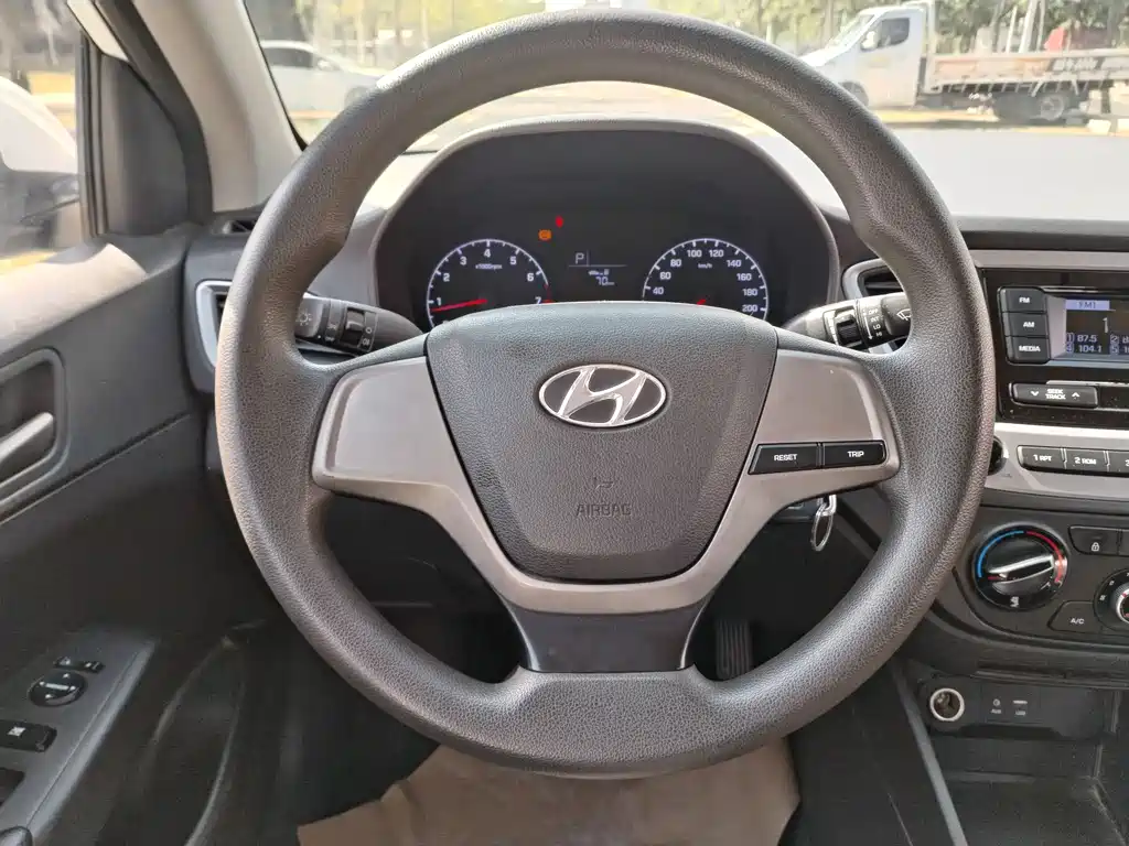 Hyundai Verna 2017 — фото 8
