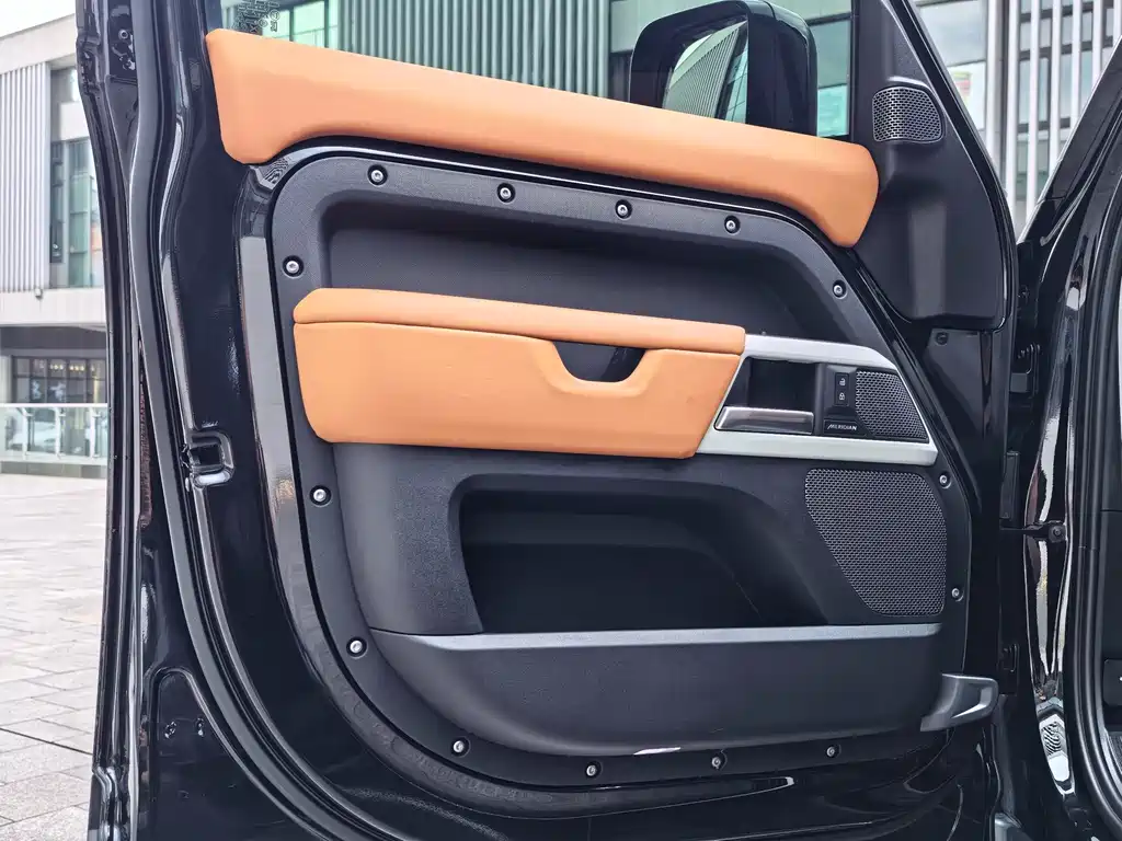 Land Rover Defender 2024