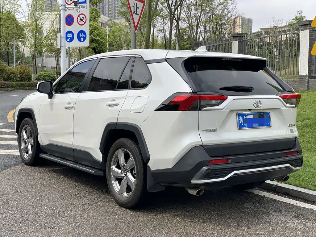 Toyota RAV4 2021 — фото 5