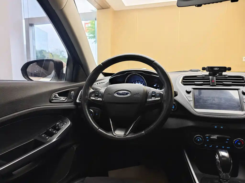 Ford Escort 2019 — фото 15