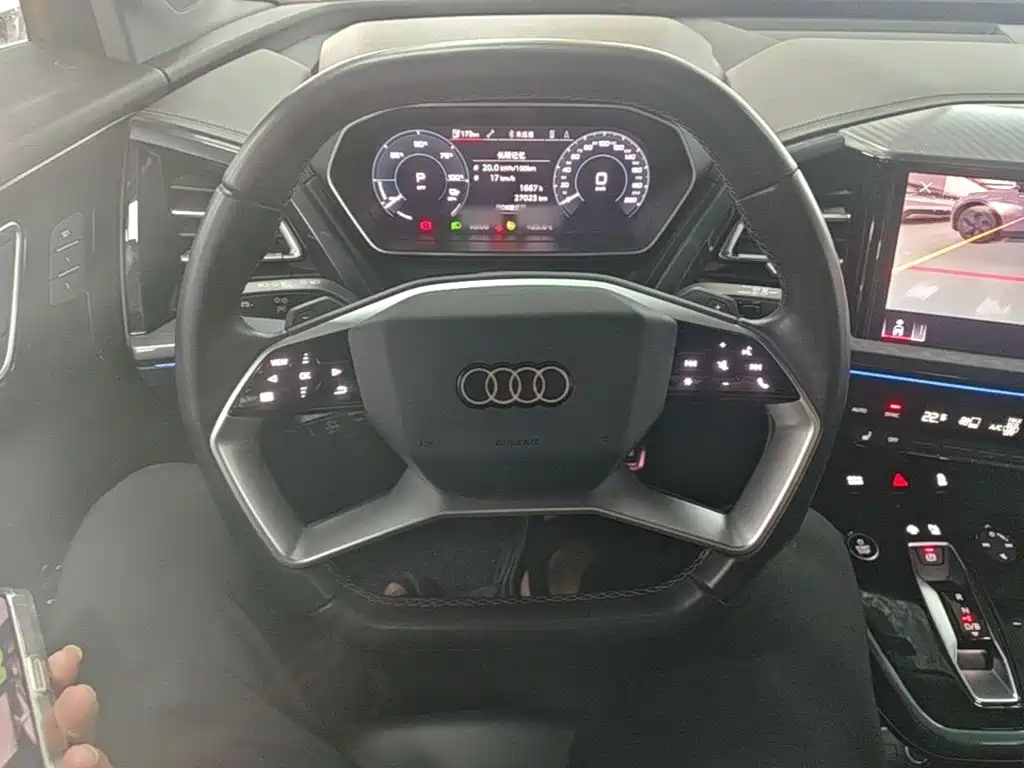 Audi Q4 e-tron 2023 — фото 11