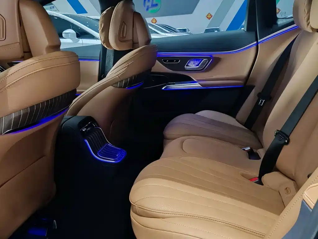 Mercedes-Benz E-Class 2025 — фото 11