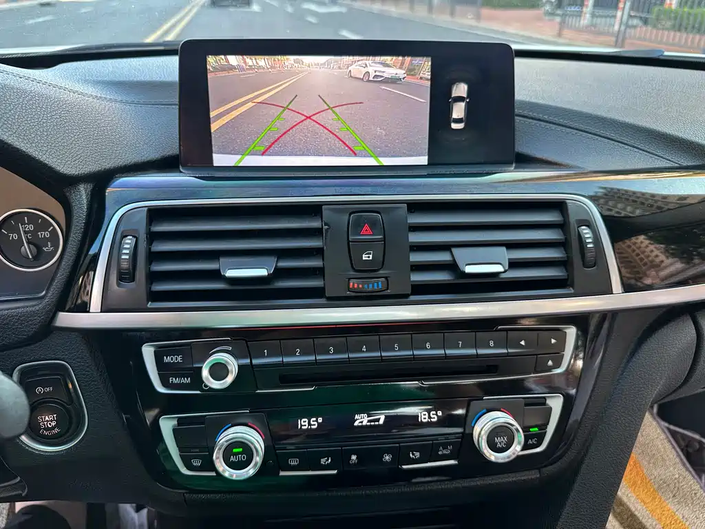 BMW 3 Series 2019 — фото 13
