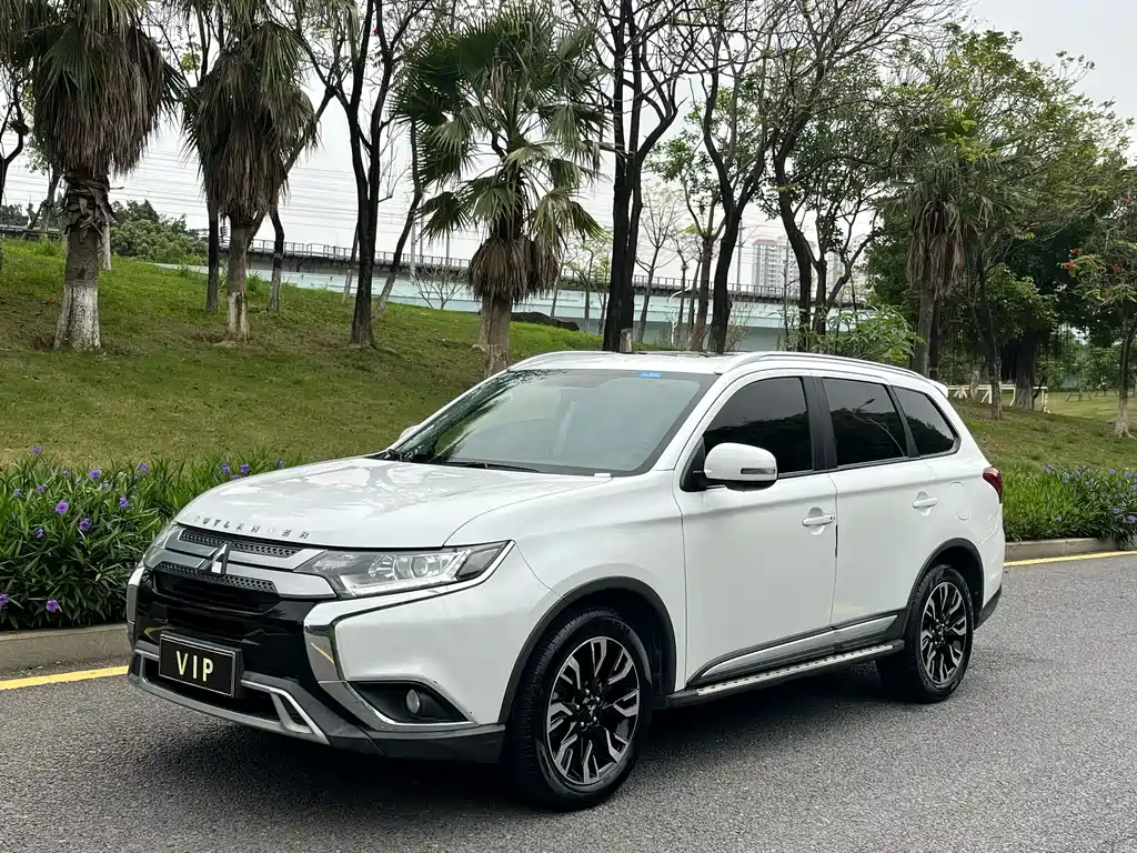 Mitsubishi Outlander 2019 — фото 1
