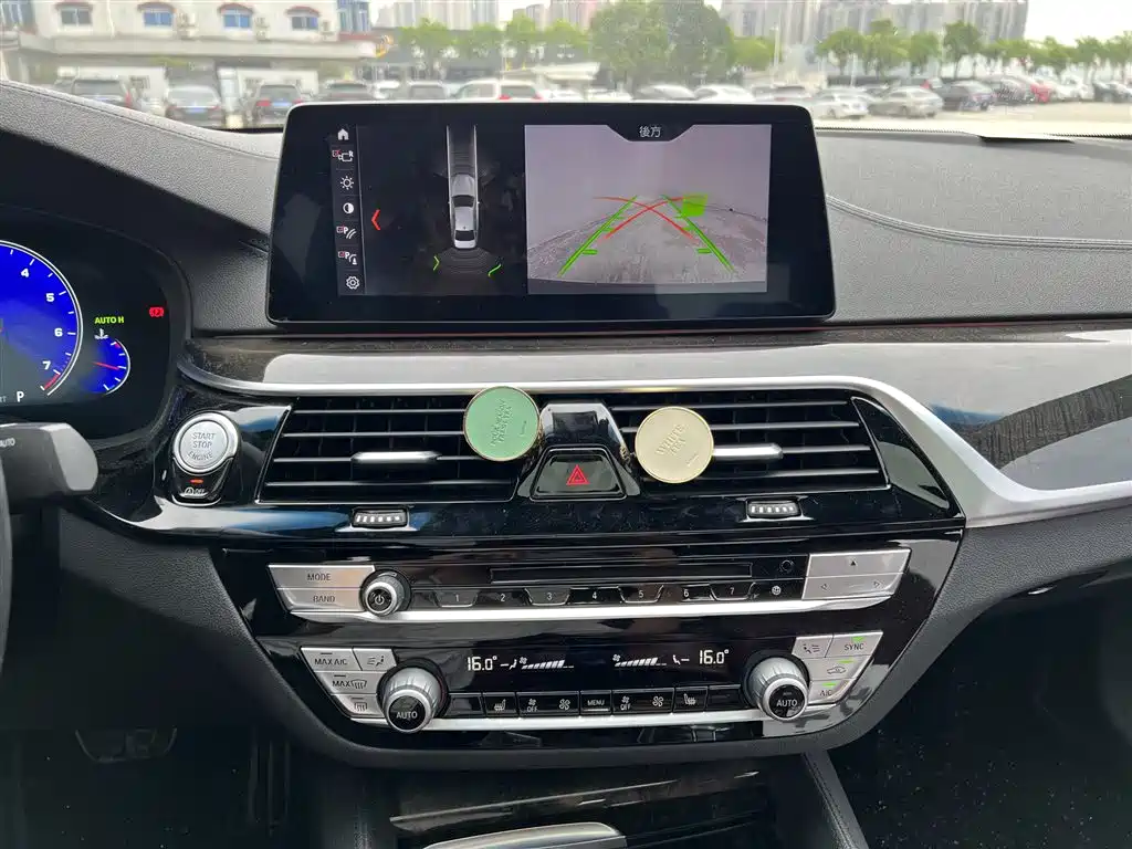 BMW 5 Series 2018 — фото 11