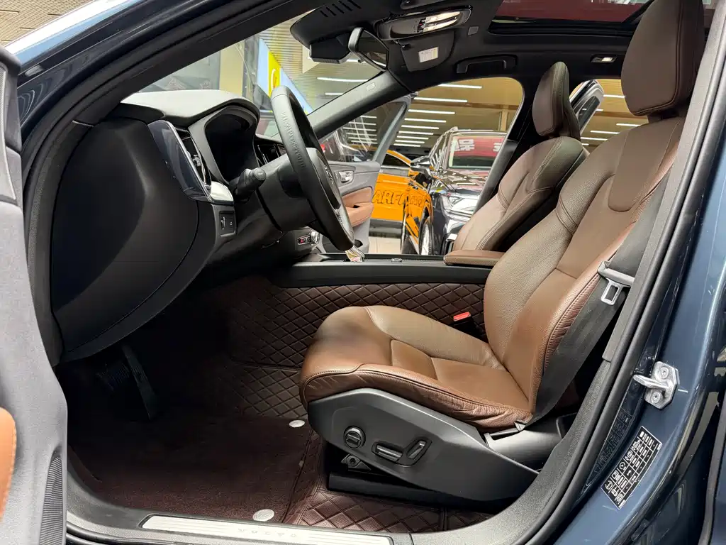 Volvo XC60 2022 — фото 14