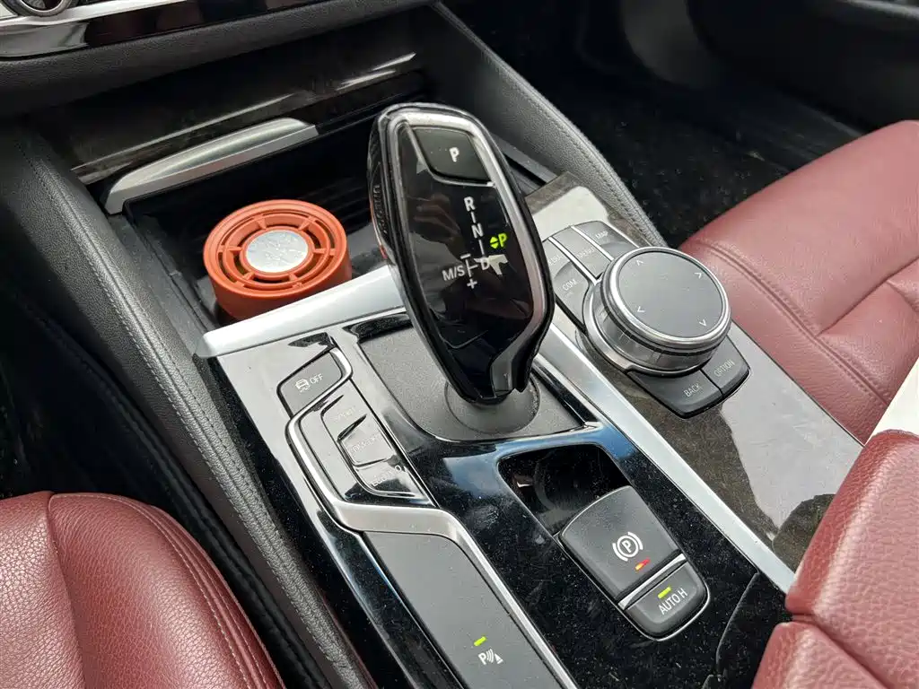 BMW 5 Series 2018 — фото 10