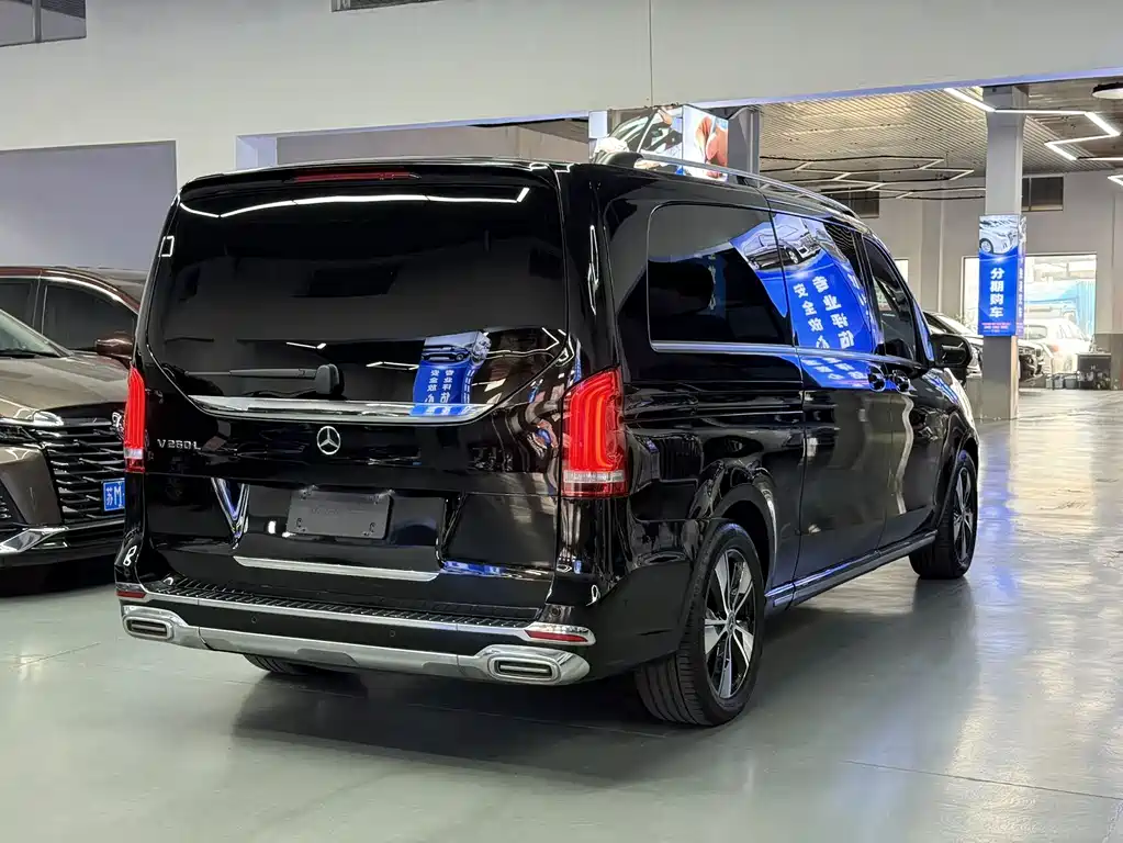 Mercedes-Benz V-Class 2022 — фото 15