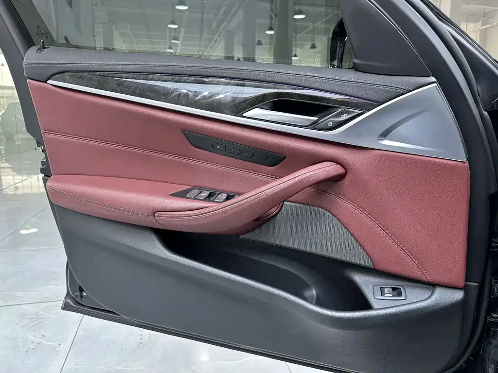 BMW 5 Series 2022 — фото 10