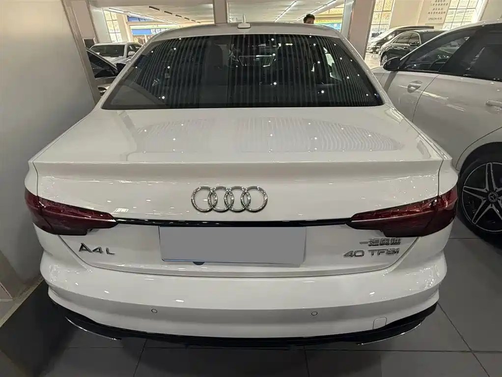 Audi A4L 2023 — фото 12