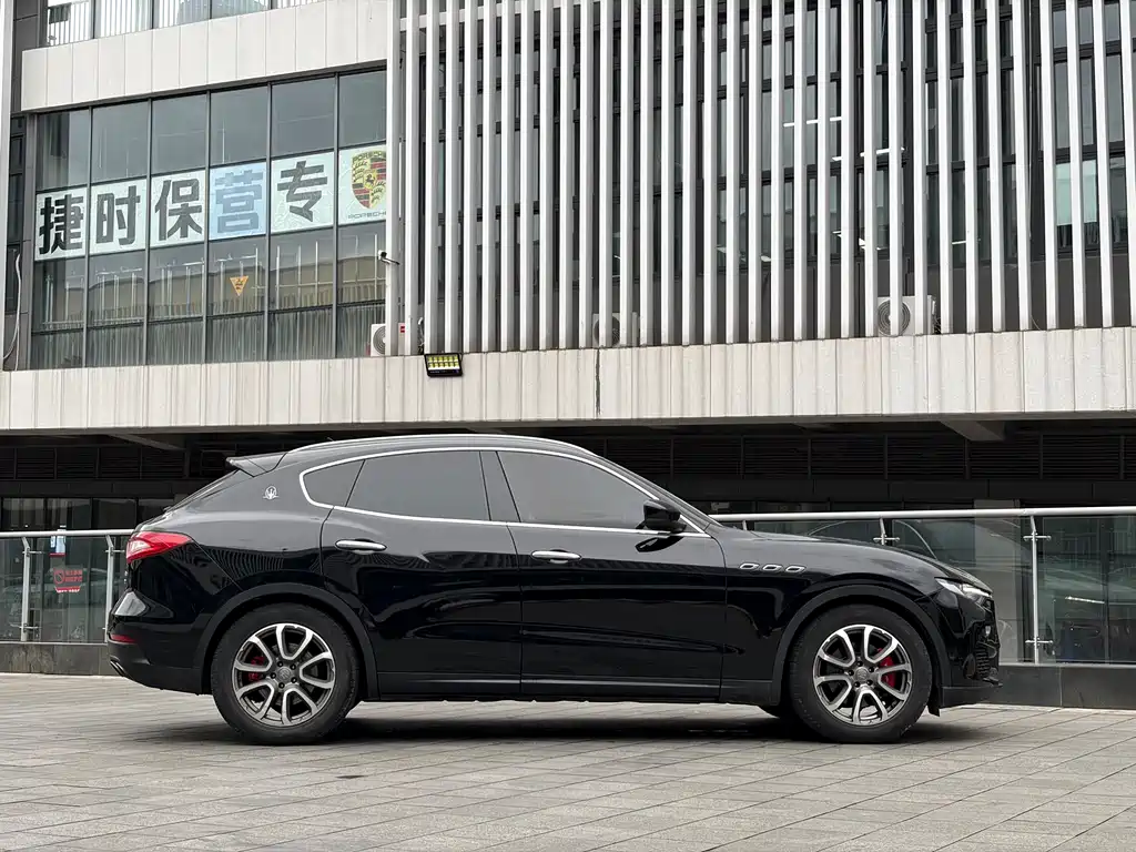 Maserati Levante 2017 — фото 11