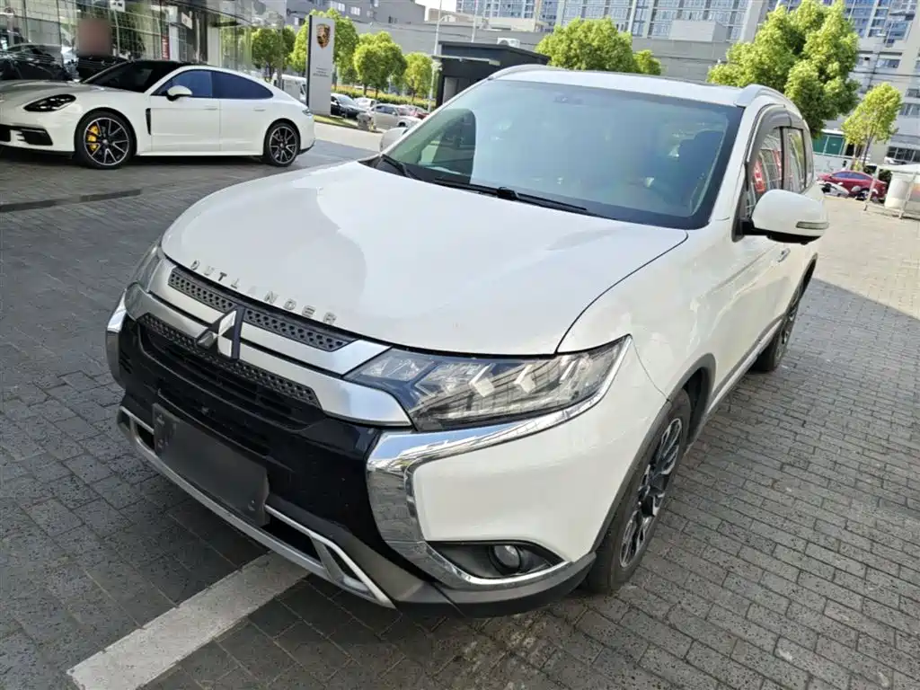 Mitsubishi Outlander 2019 — фото 2