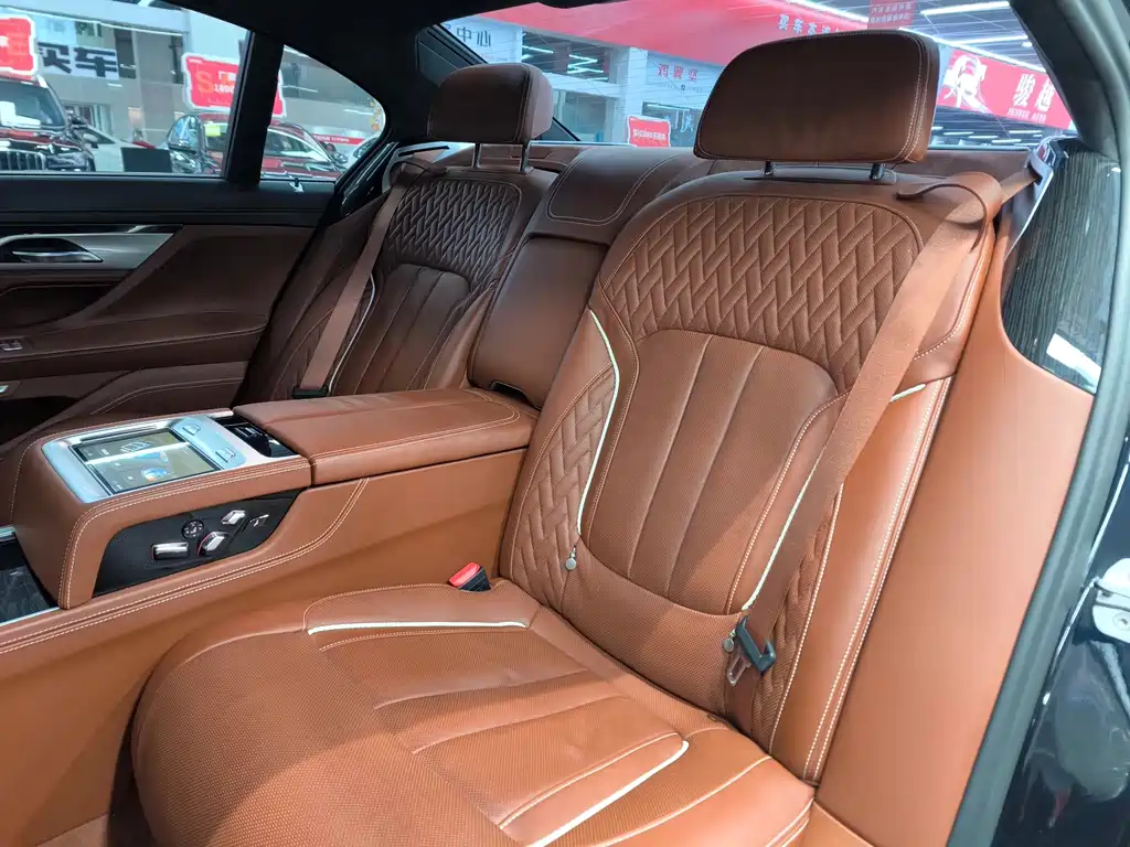 BMW 7 Series 2018 — фото 17
