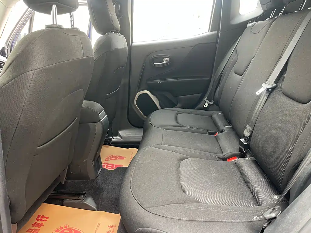 Jeep Renegade 2018 — фото 15