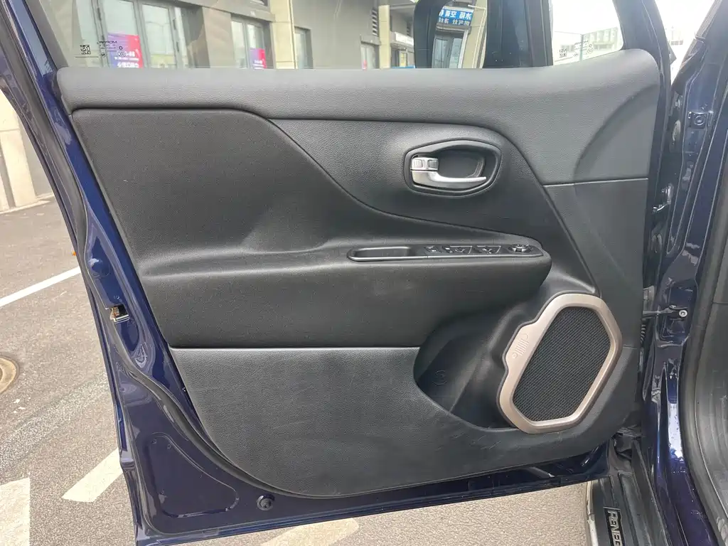 Jeep Renegade 2018 — фото 19