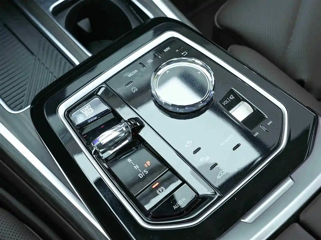 BMW 7 Series 2024 — фото 10