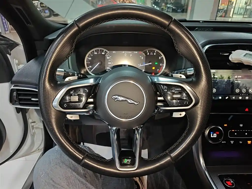 Jaguar XEL 2020 — фото 11