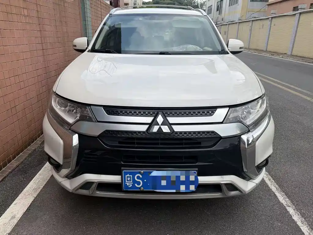 Mitsubishi Outlander 2021 — фото 2