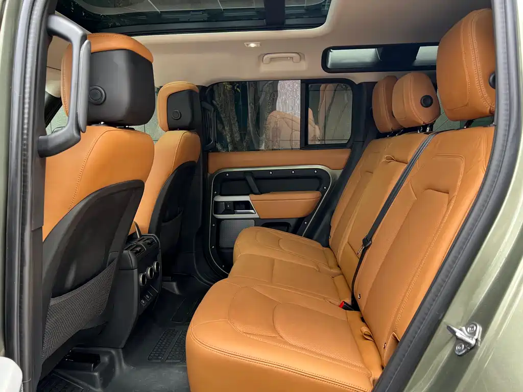 Land Rover Defender 2024
