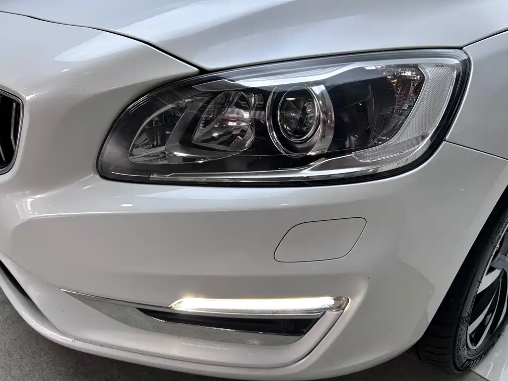Volvo S60 2018 — фото 27
