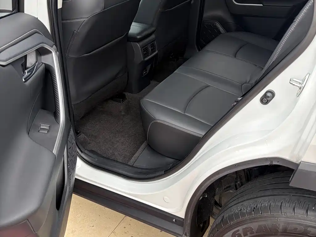 Toyota RAV4 2023 — фото 11