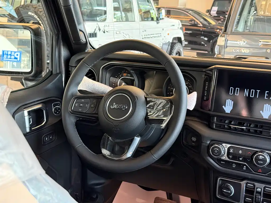 Jeep Wrangler — фото 12