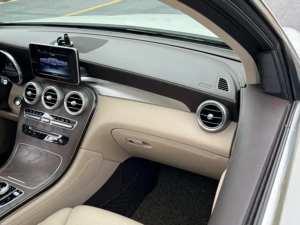 Mercedes-Benz GLC 2016 — фото 17
