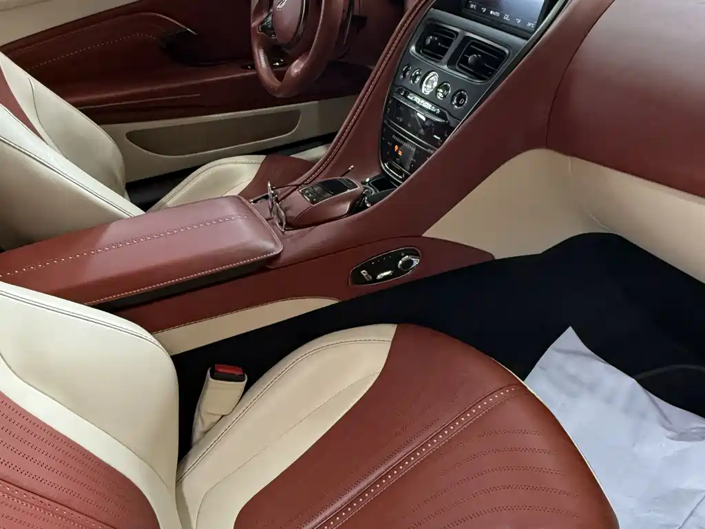 Aston Martin DB11 2019 — фото 12