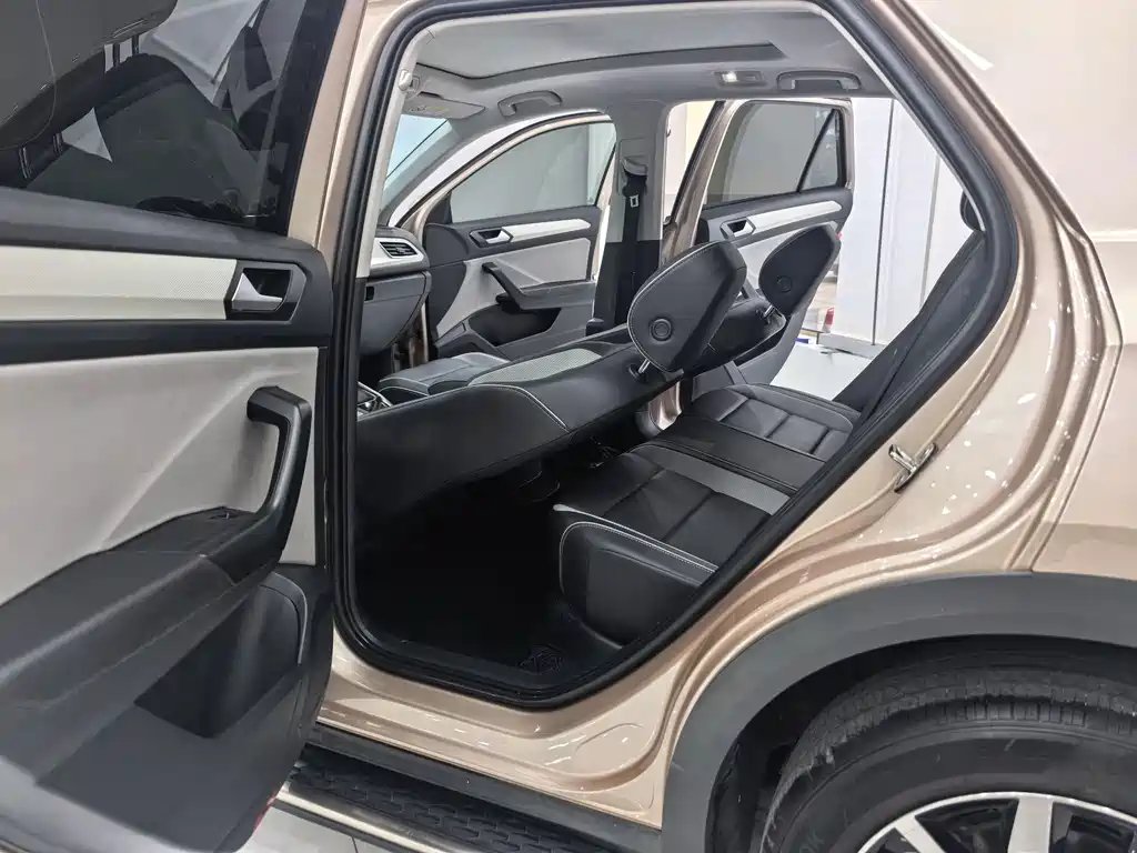 Volkswagen T-Roc 2023 — фото 8