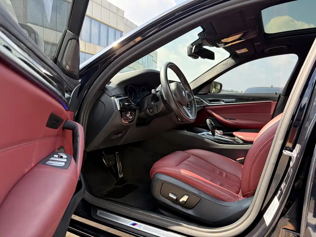 BMW 5 Series 2019 — фото 19
