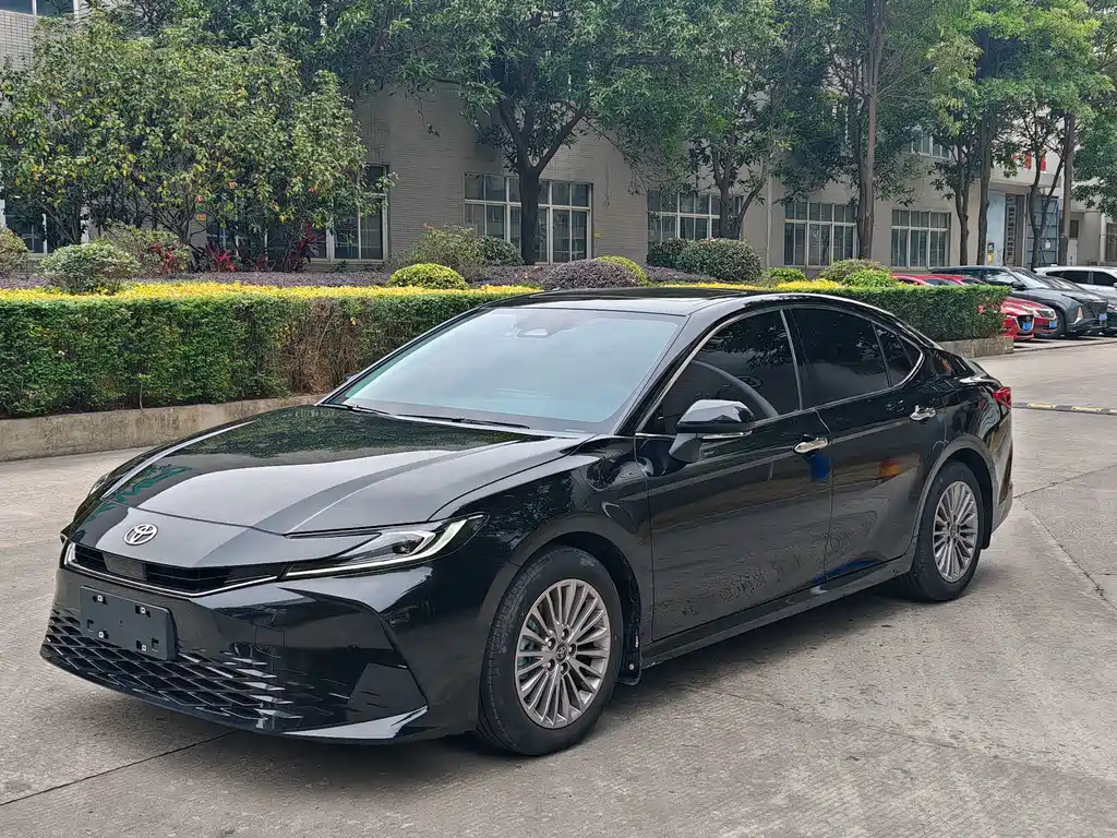 Toyota Camry 2024 — фото 1