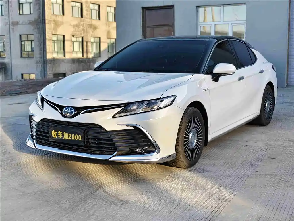 Toyota Camry 2024 — фото 1