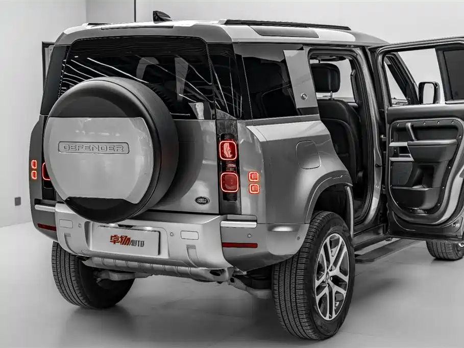 Land Rover Defender 2024 — фото 37