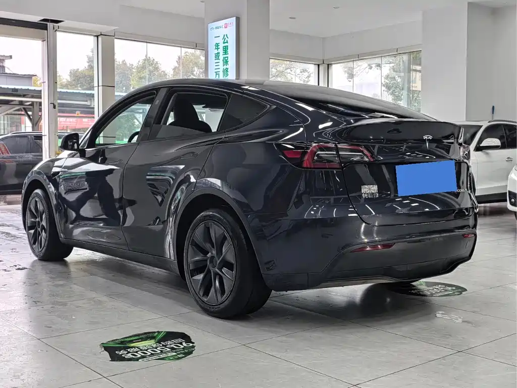 Tesla Model Y 2025 — фото 9