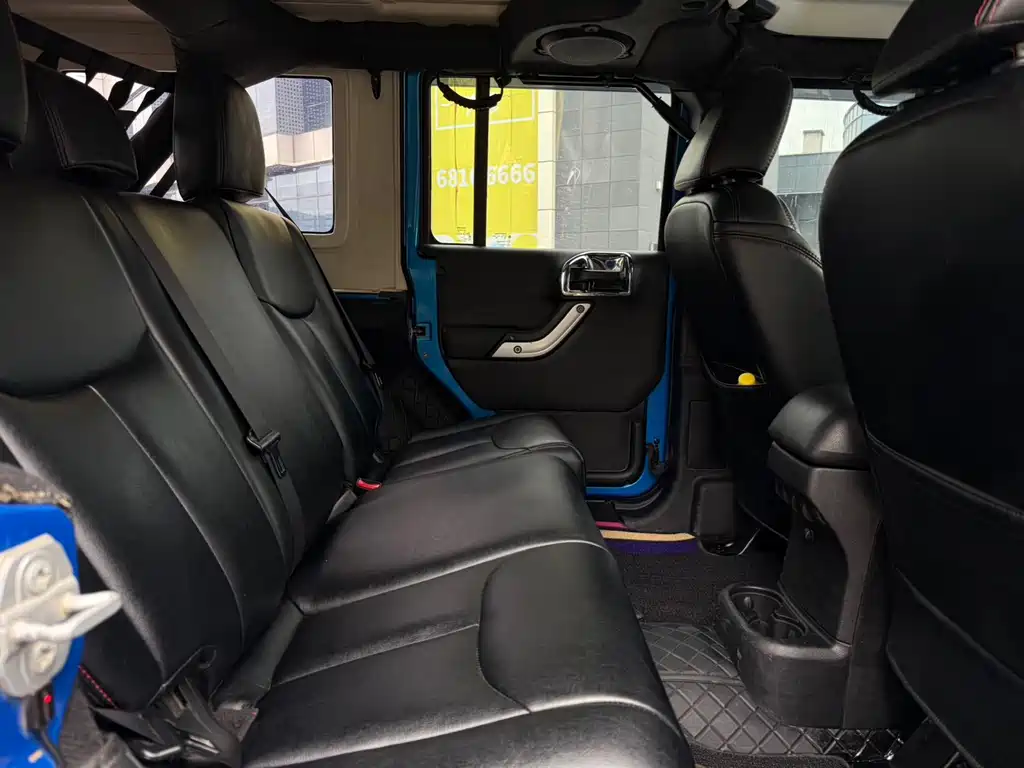 Jeep Wrangler 2016 — фото 11